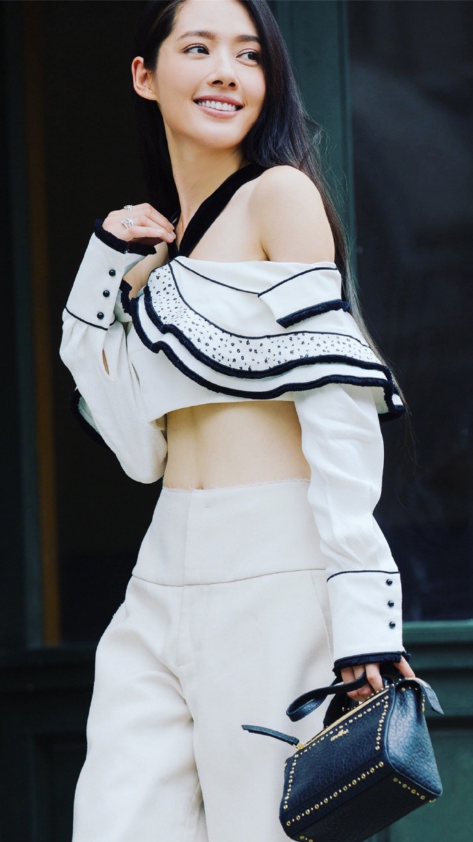 小时代妹花女神郭碧婷 黑白写真小露性感图片