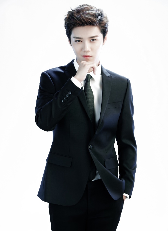 鹿晗GAON CHART 撒汗热舞 帅气西服迷倒千万粉丝图片
