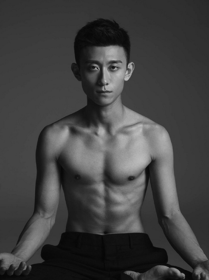 高清北京市东城区男演员张一山黑色西装帅气写真图片图片