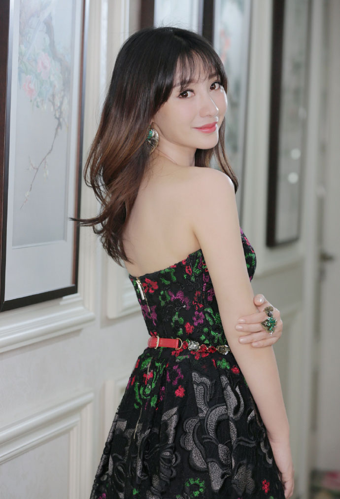中国内地湖南衡阳女演员柳岩白色抹胸小秀香沟性感十足的图片图片 中国内地湖南衡阳女演员柳岩白色抹胸小秀香沟性感十足的图片图片