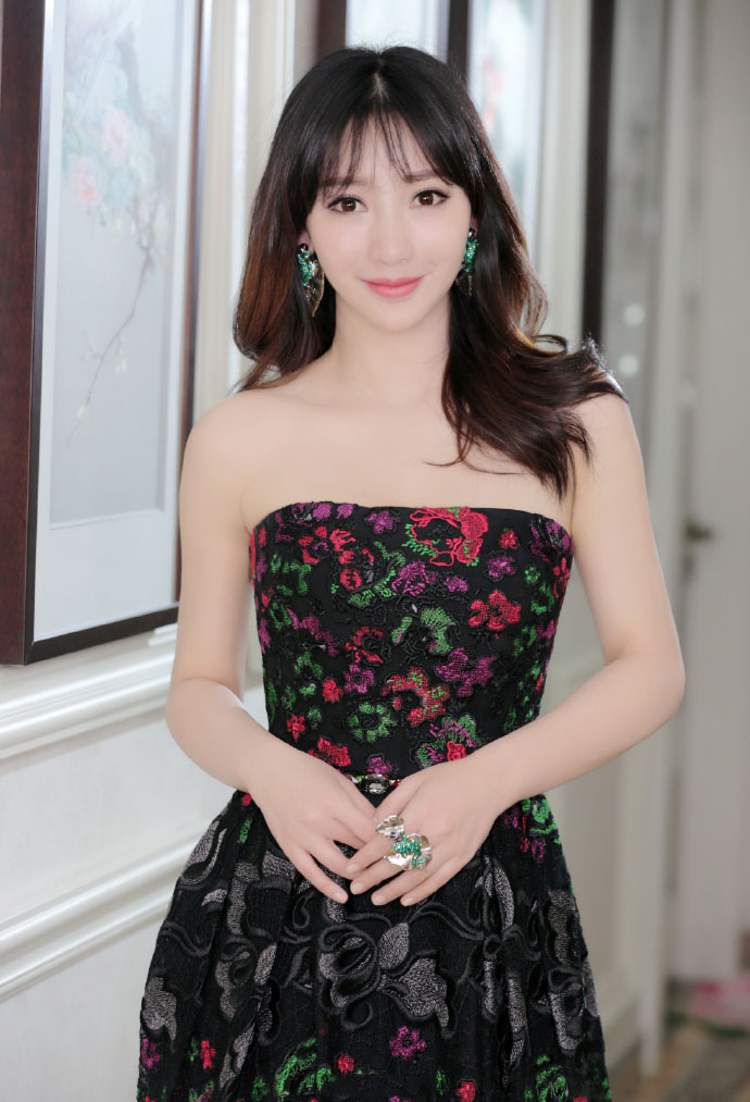 中国内地湖南衡阳女演员柳岩白色抹胸小秀香沟性感十足的图片图片 中国内地湖南衡阳女演员柳岩白色抹胸小秀香沟性感十足的图片图片