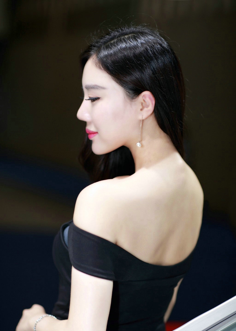 气质妖艳美女粉色紧身包臀裙紧致完美腰身长腿诱惑写真(二)图片