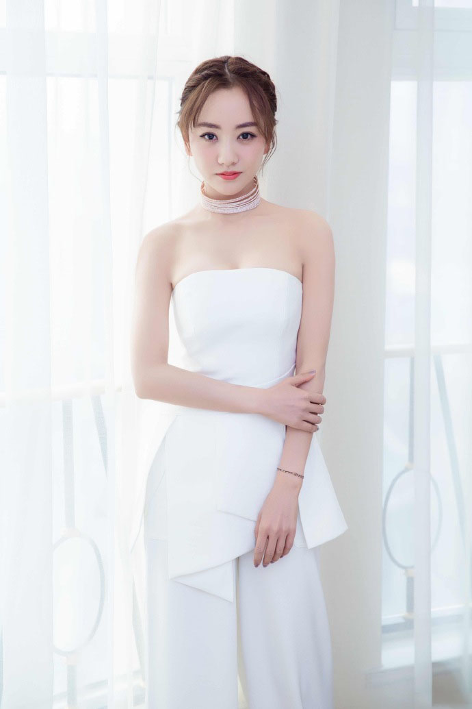 高清中国内地云南保山女演员杨蓉白色套装性感迷人图片图片