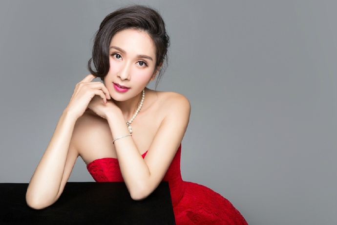 华语影视上海女演员冻龄女神性感大长腿写真图片