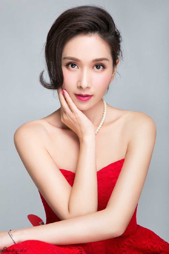 华语影视上海女演员冻龄女神性感大长腿写真图片