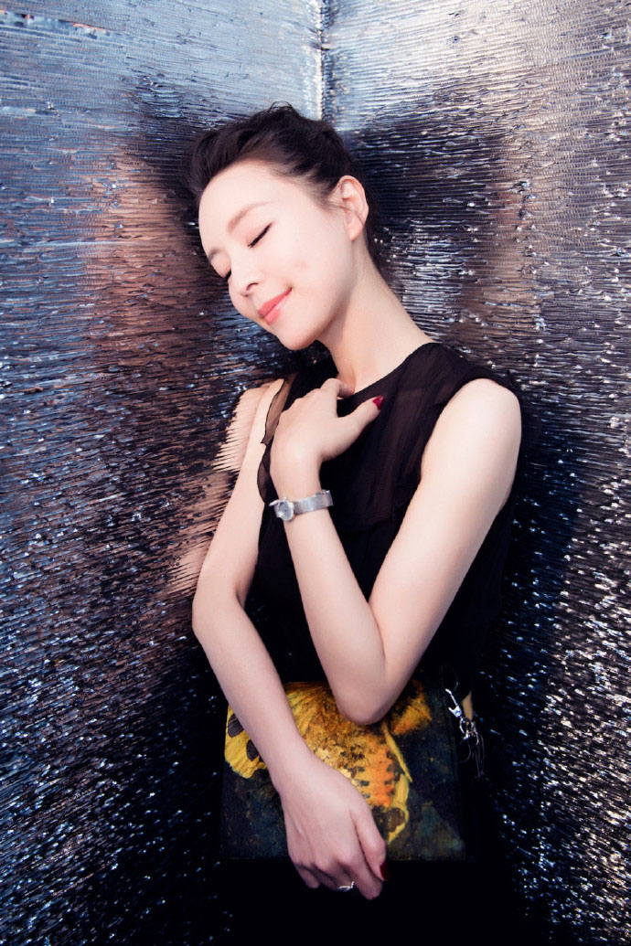 中国内地福建永安女演员张静初红衣造型写真图片：知性优雅图片