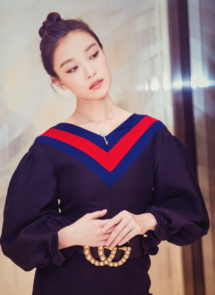 倪妮封面图片妖艳笑容性感十足图片