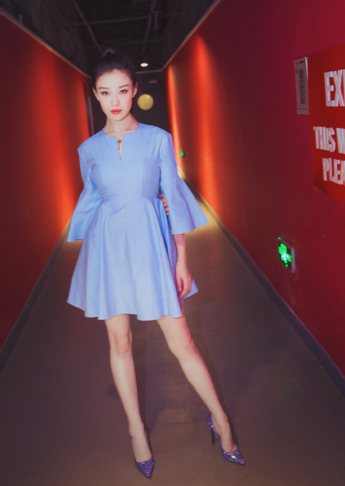 倪妮浅蓝色抹胸礼服活动图片  尽显优雅迷人魅力图片