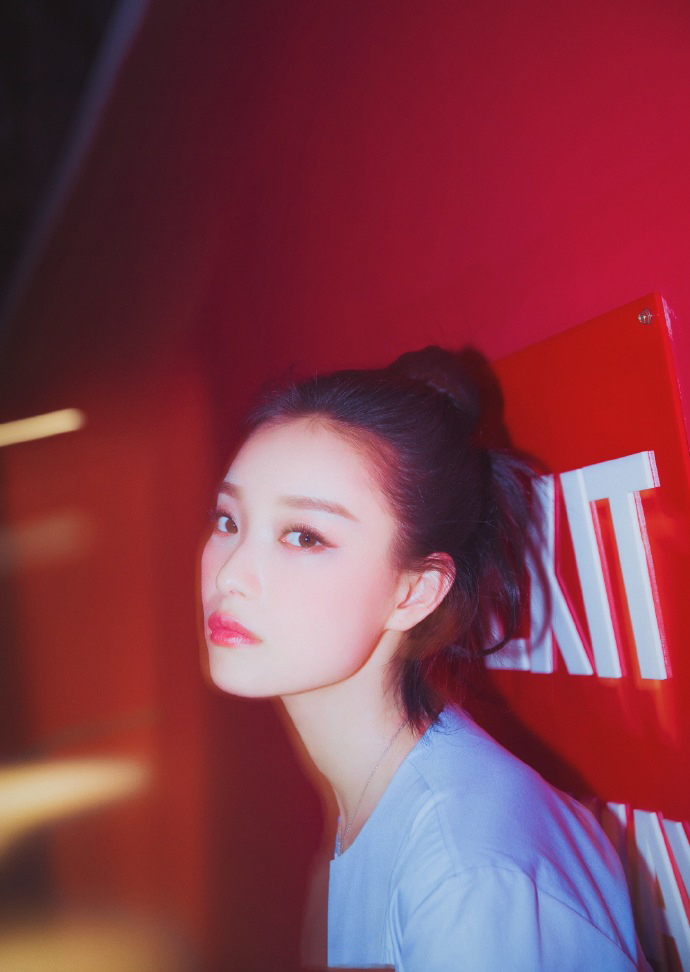 倪妮浅蓝色抹胸礼服活动图片  尽显优雅迷人魅力图片