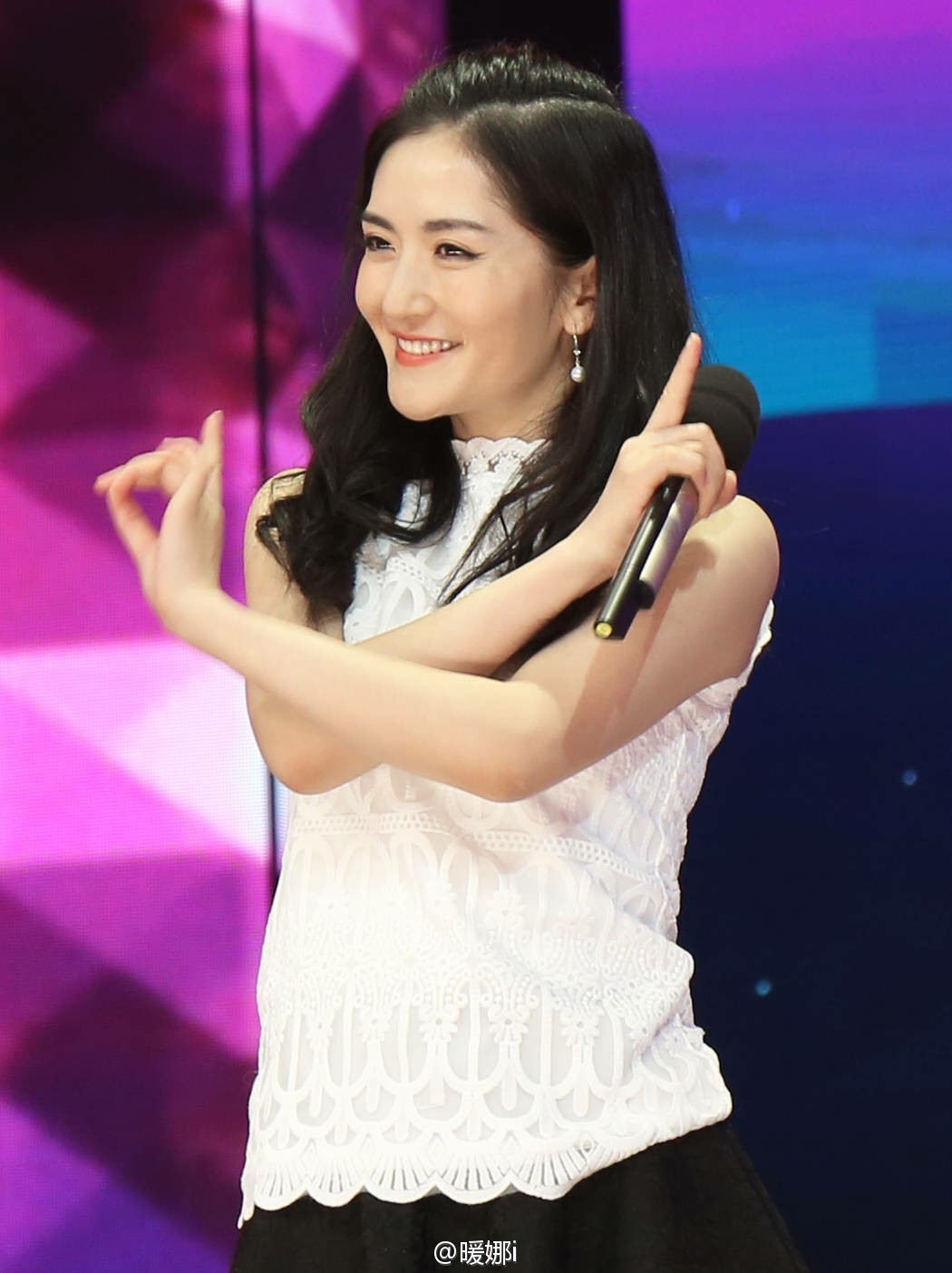 谢娜模仿小彩旗 一秒钟变粉嫩仙女范 谢娜图片图片