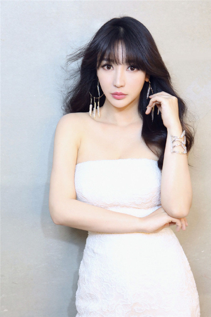中国内地湖南衡阳女演员柳岩抹胸长裙露肩性感写真高清宽屏壁纸图片