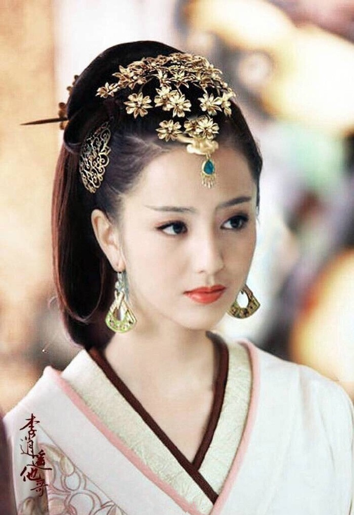 高清中国内地新疆伊犁影视女演员佟丽娅薄纱轻舞娇俏灵动新年大片曝光图片