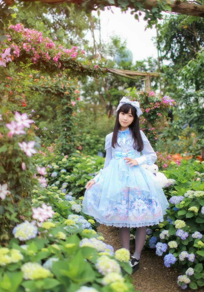 轻熟女安以轩最新写真图片 置身花园尽显优雅气质图片