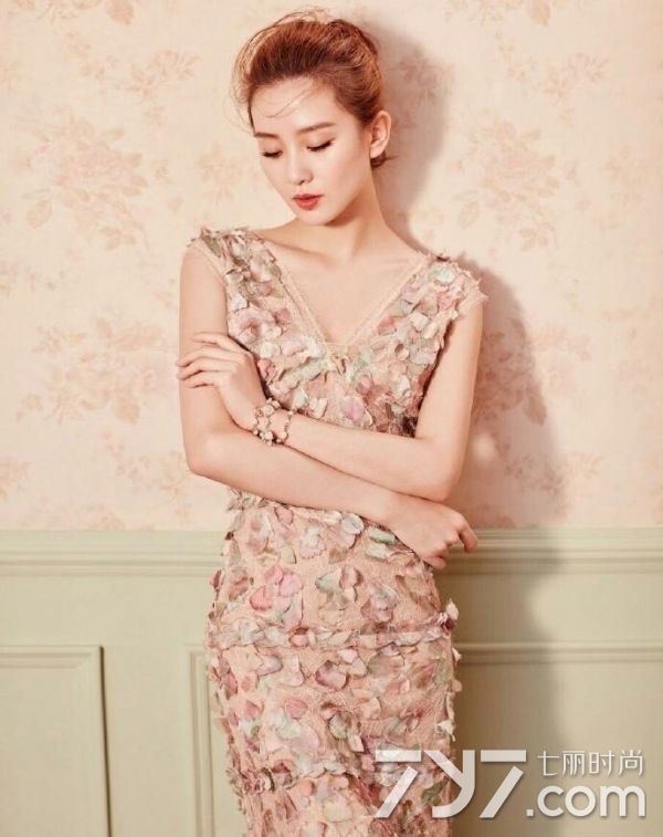 刘诗诗《梦幻西游》花絮美图：小狮子们舔起来图片