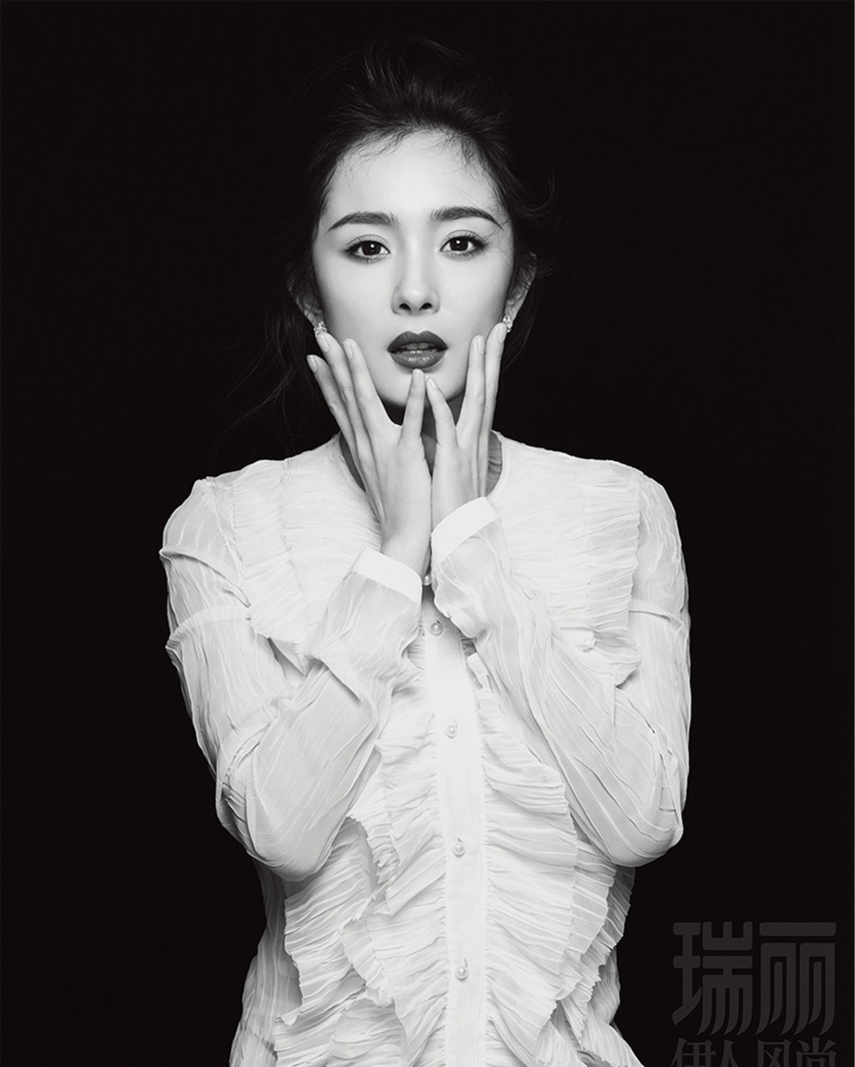 杨幂香肩冷艳动人封面写真图片