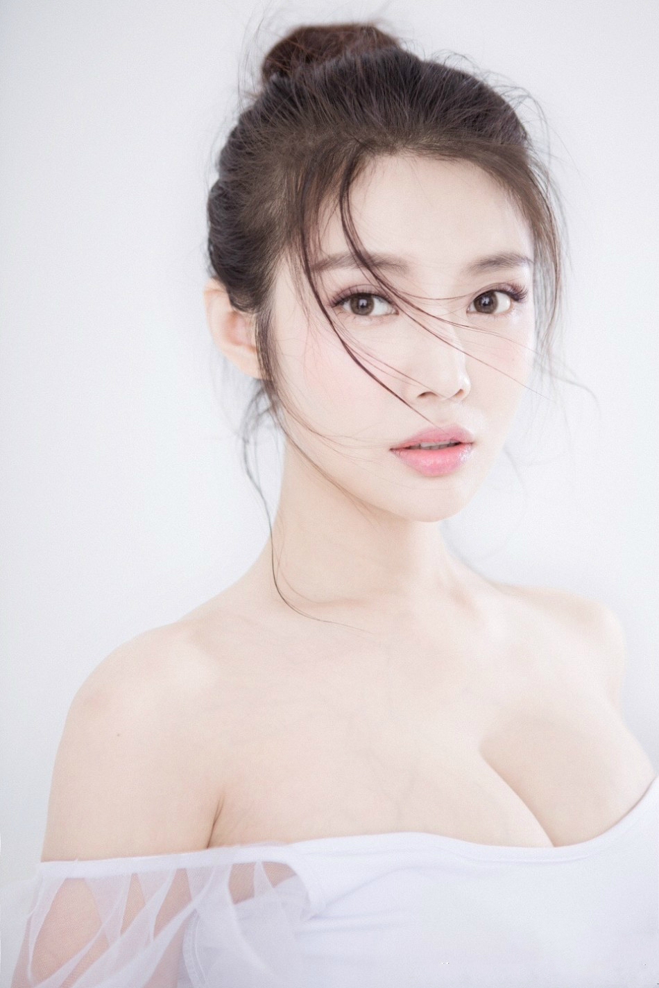 徐冬冬性感深v诱人写真图片图片