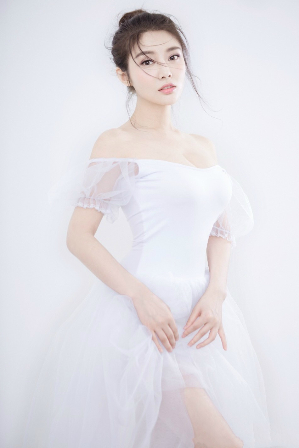 徐冬冬性感深v诱人写真图片图片 徐冬冬性感深v诱人写真图片图片