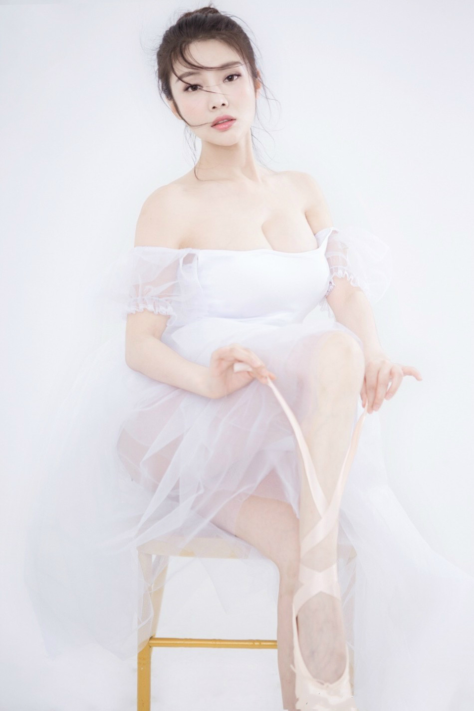 徐冬冬性感深v诱人写真图片图片 徐冬冬性感深v诱人写真图片图片