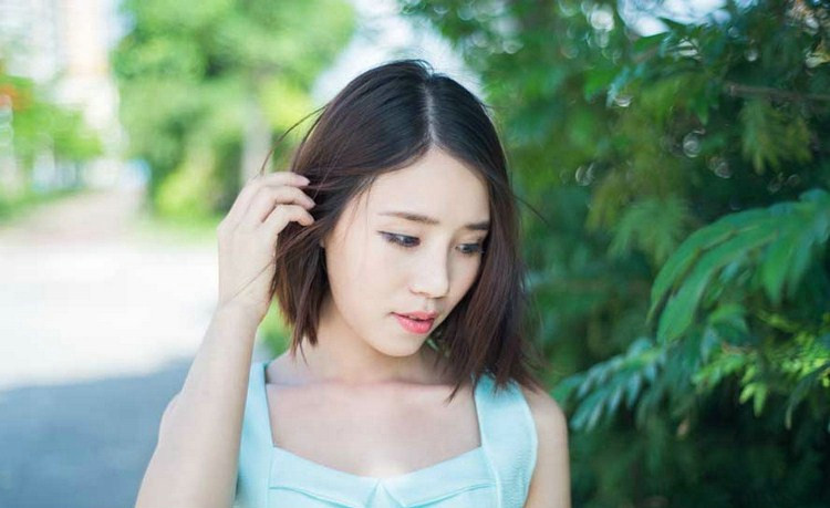 清纯美女短发夏日阳光清新室外写真图片