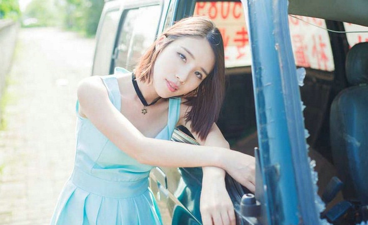 清纯美女短发夏日阳光清新室外写真图片