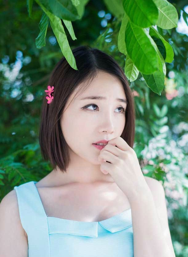 清纯美女短发夏日阳光清新室外写真图片