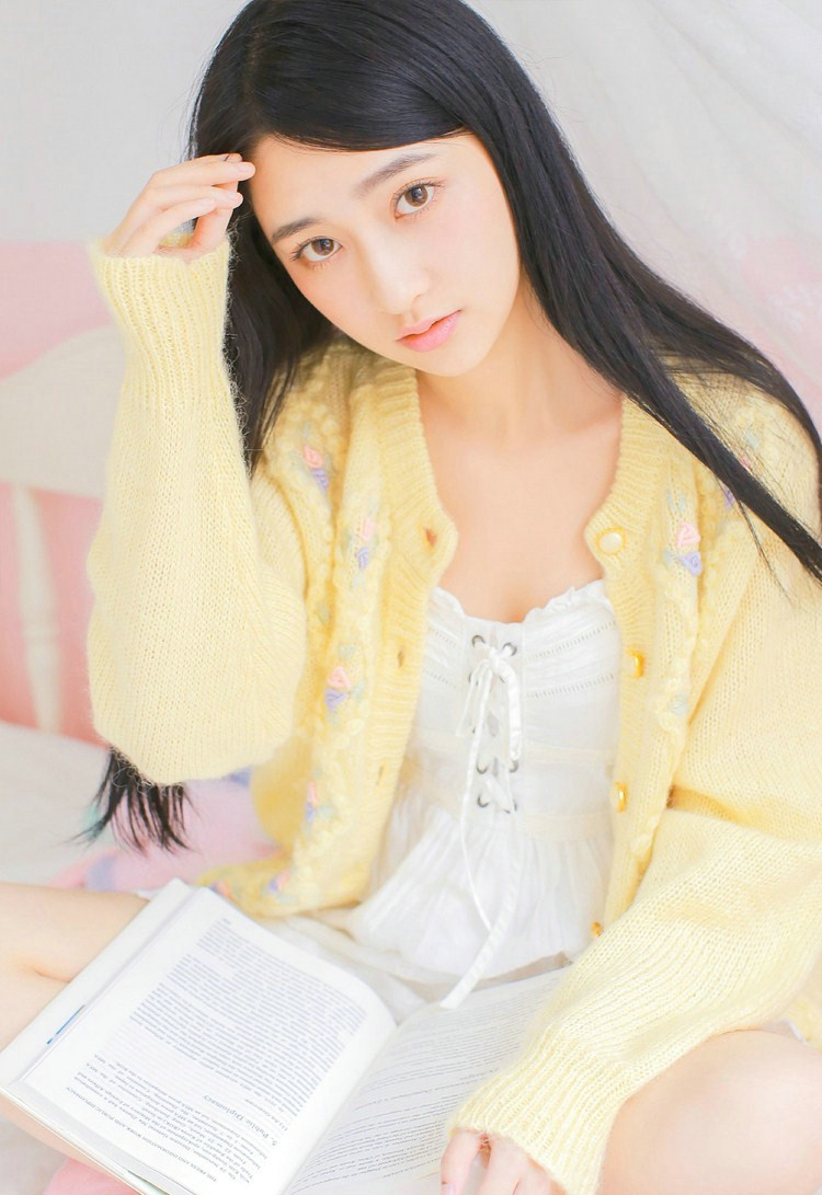 清纯美女毛衣清新迷人写真图片