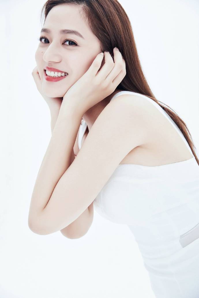 中国内地广东省深圳女演员温心swan图片（一）：深大校花温心卷发清纯写真图片图片