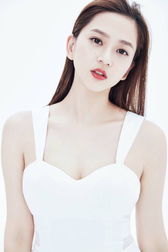 中国内地广东省深圳女演员温心swan图片（一）：深大校花温心卷发清纯写真图片图片