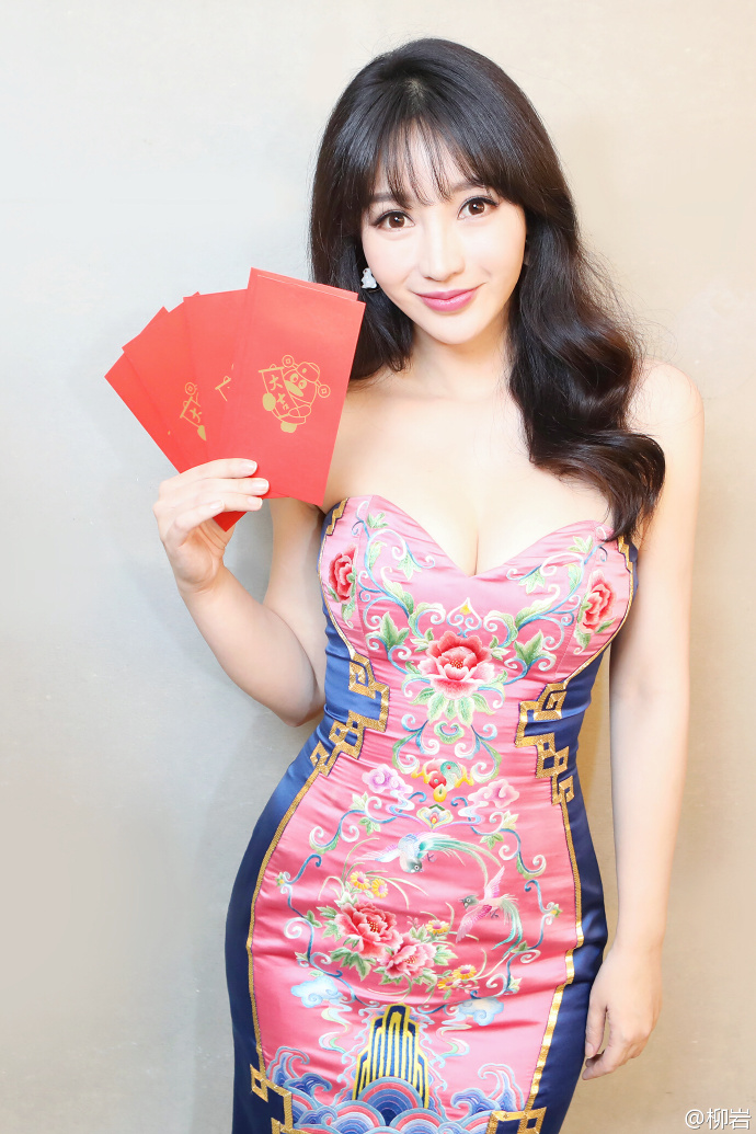 中国内地湖南衡阳女演员柳岩白色抹胸小秀香沟性感十足的图片图片