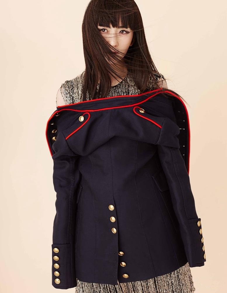 谢娜时尚打扮赴上海看秀 与旁人频频热聊 谢娜图片图片