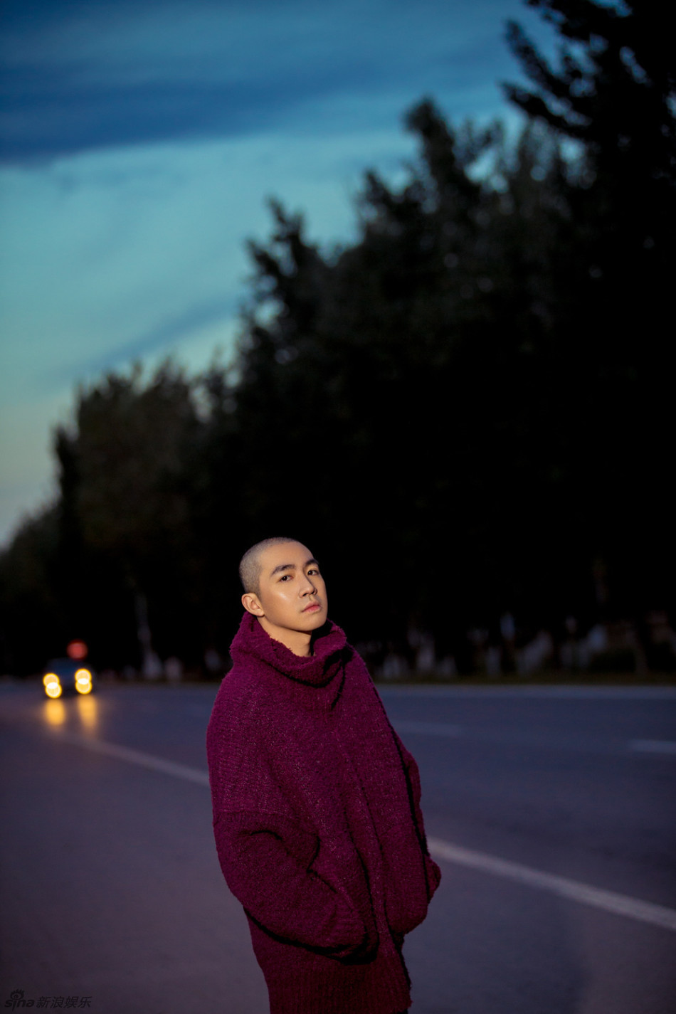 俞灏明光头忧郁街拍图片图片