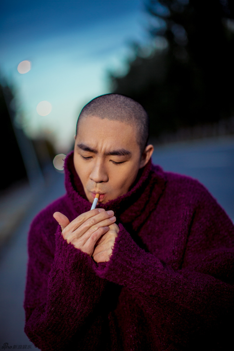 俞灏明光头忧郁街拍图片图片