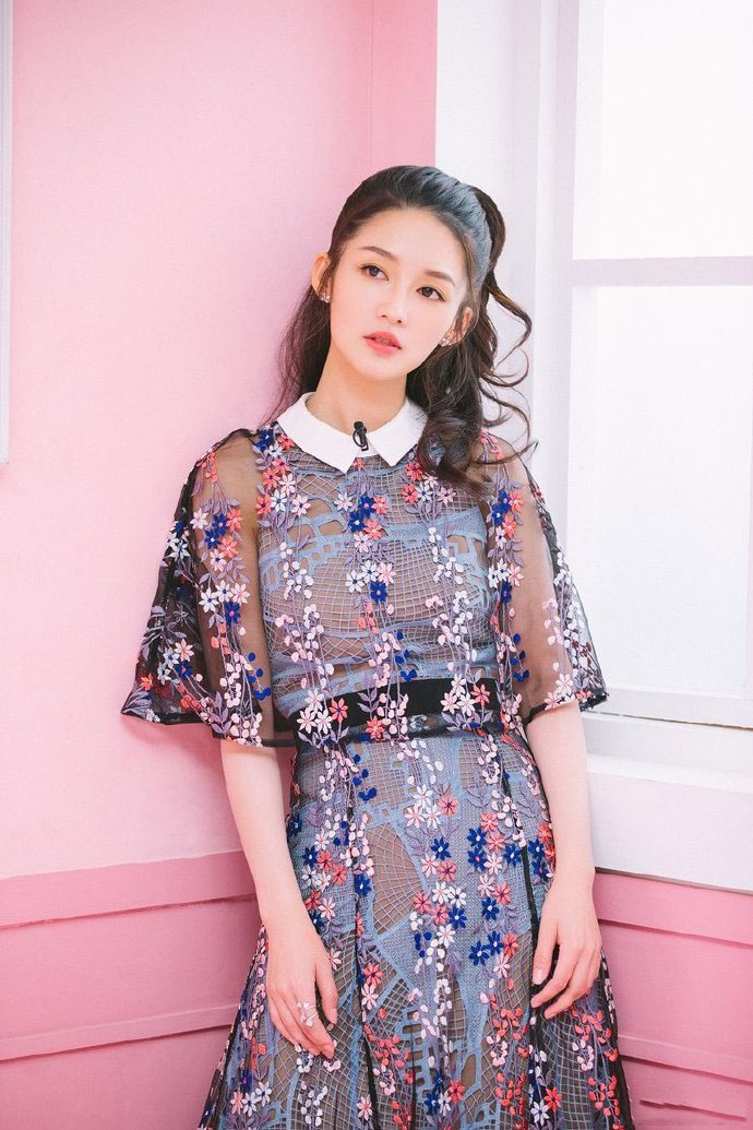 李沁写真图片：丸子头少女甜美古怪惹人爱图片