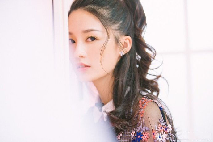 李沁写真图片：丸子头少女甜美古怪惹人爱图片