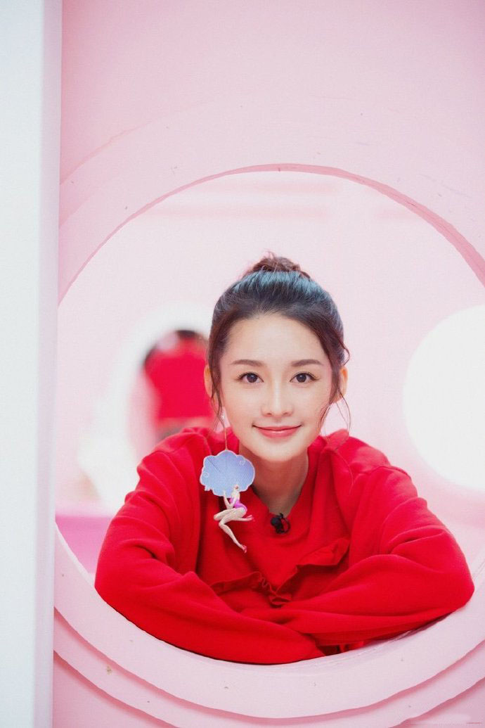 李沁写真图片：丸子头少女甜美古怪惹人爱图片