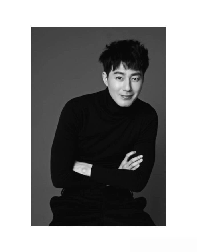 高清韩国首尔男星赵寅成“阿加西”的时尚写真图片​​​​图片