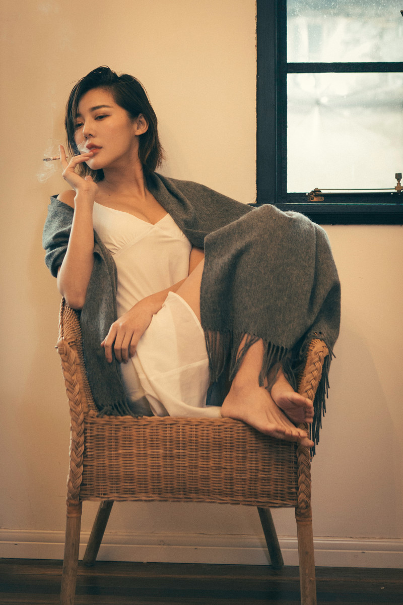 最流行表情包成熟美女废弃工厂颓废迷情诱惑图集图片