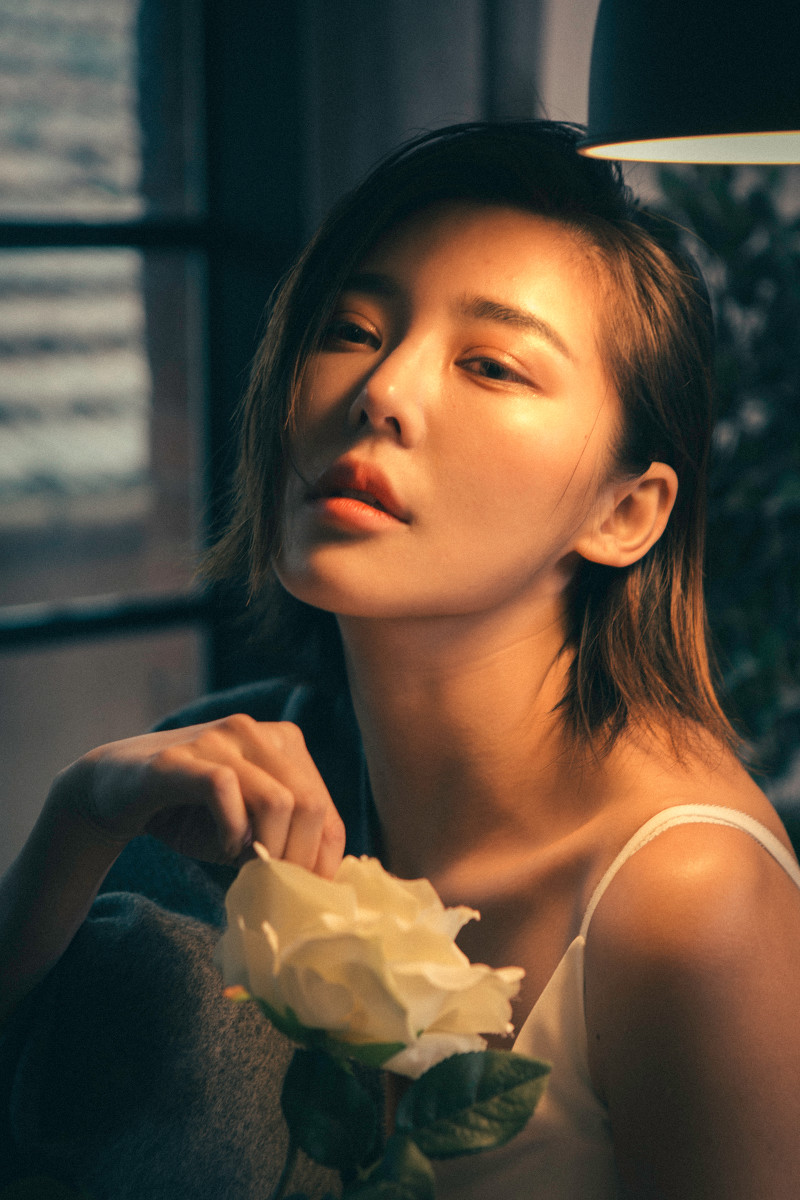 最流行表情包成熟美女废弃工厂颓废迷情诱惑图集图片