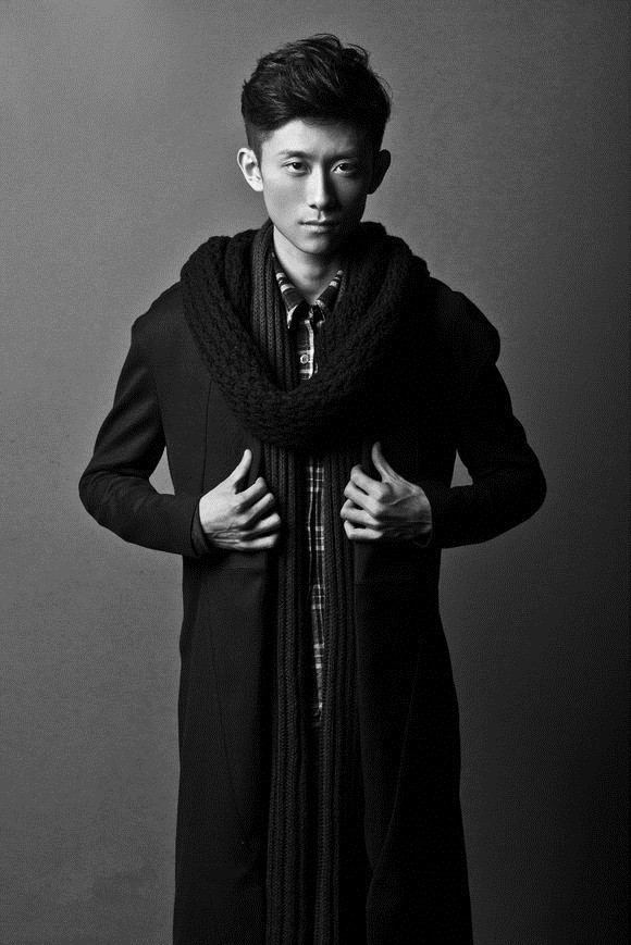 高清北京市东城区男演员张一山黑色西装帅气写真图片图片