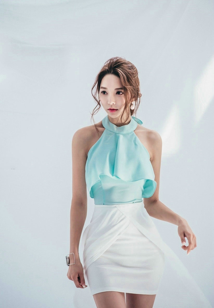 拿着手包的骨感美女性感美腿写真图片