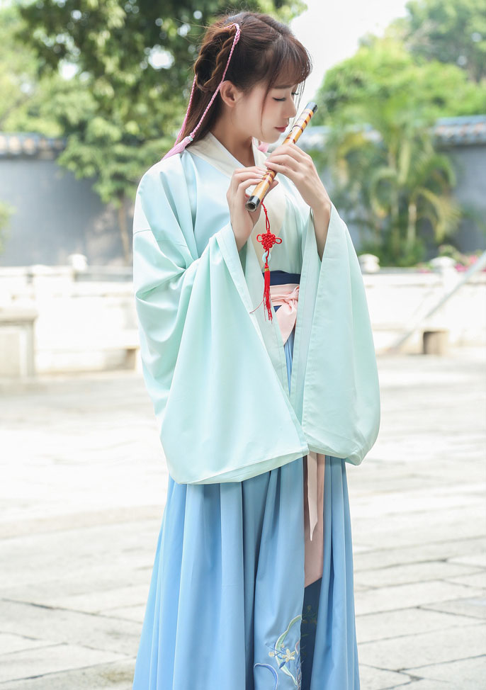 主持人李湘写真图片：清新淡雅宛若仙子图片