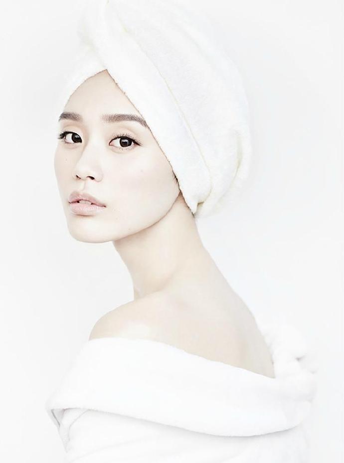 中国内地上海女模特奚梦瑶魅惑红唇曼妙身材性感大片写真图片