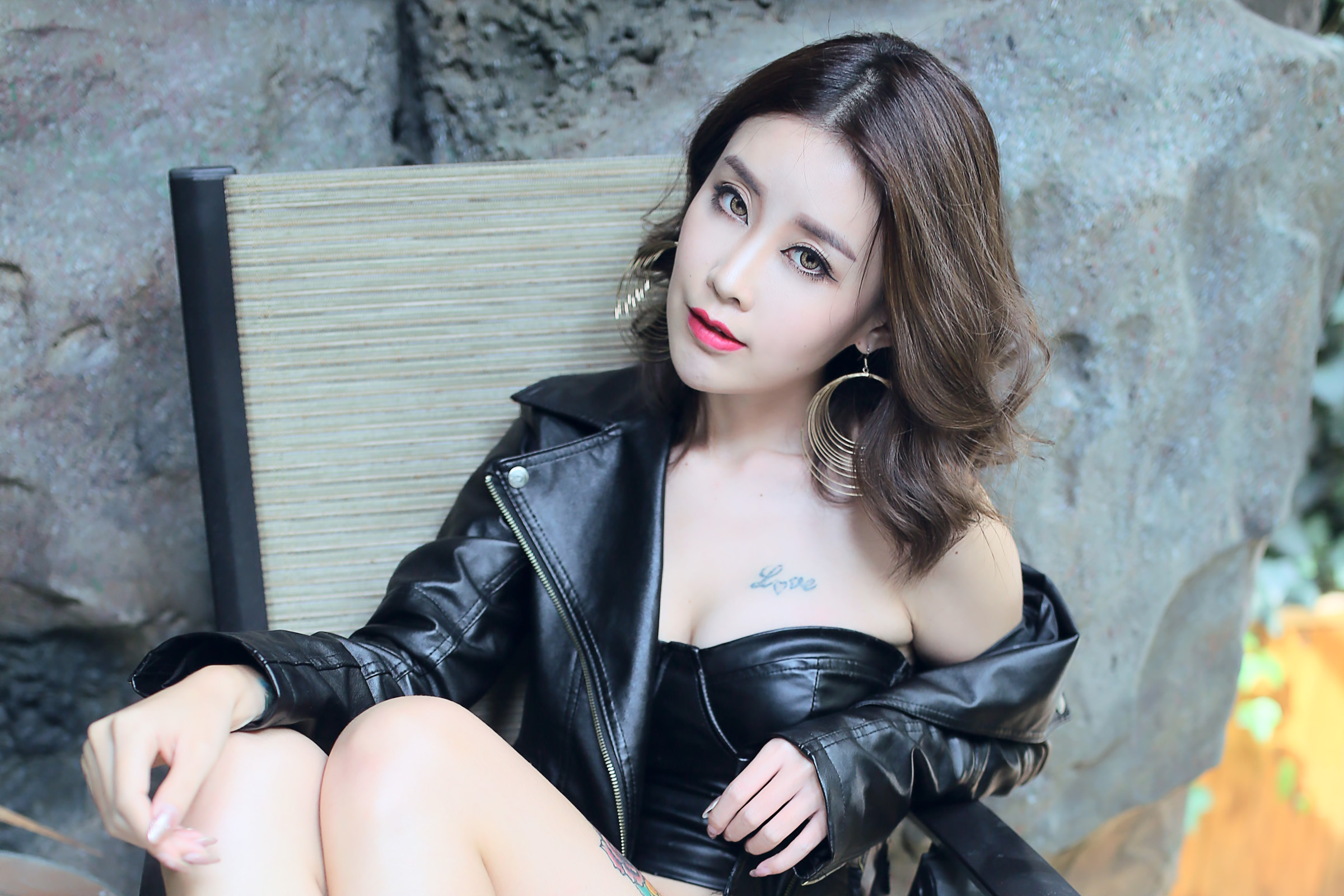 2017年4月紧身皮衣美女诱惑桌面日历壁纸图片