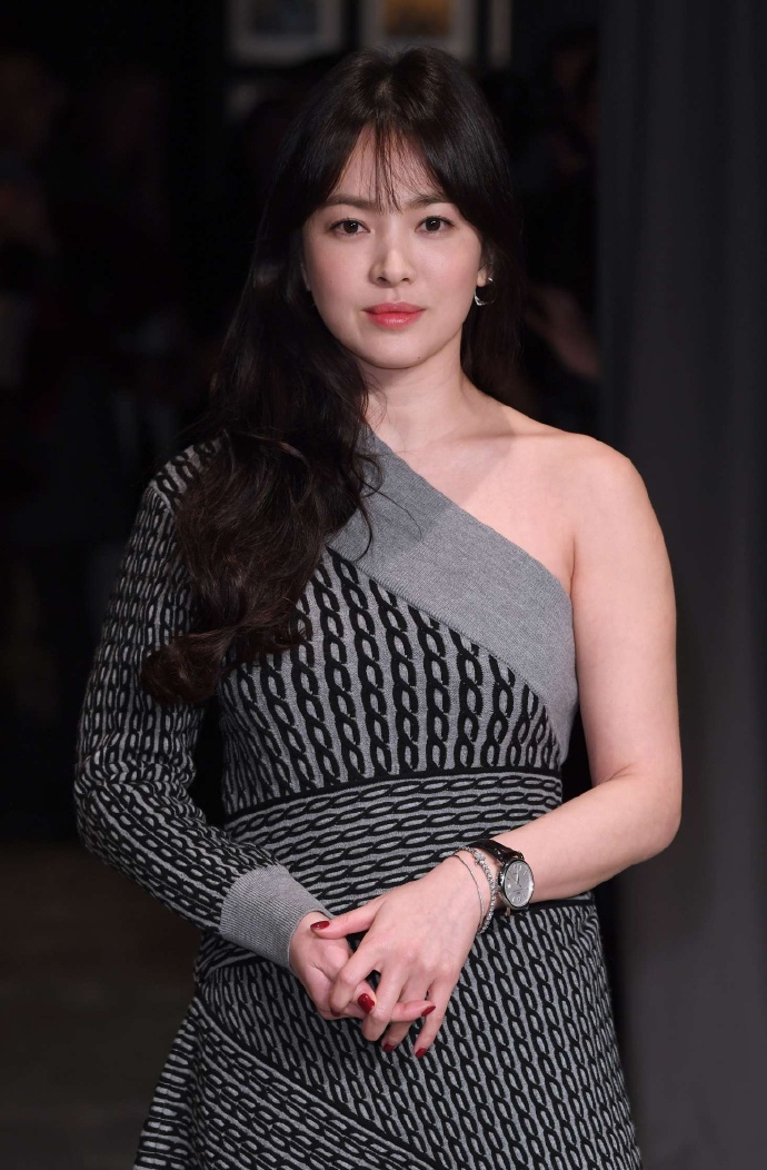 高清韩国大邱广域市女明显宋慧乔图片：亮相Burberry2017秋冬大秀现场图片图片