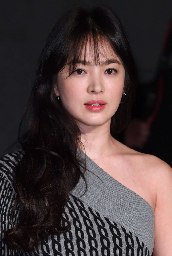 高清韩国大邱广域市女明显宋慧乔图片：亮相Burberry2017秋冬大秀现场图片图片