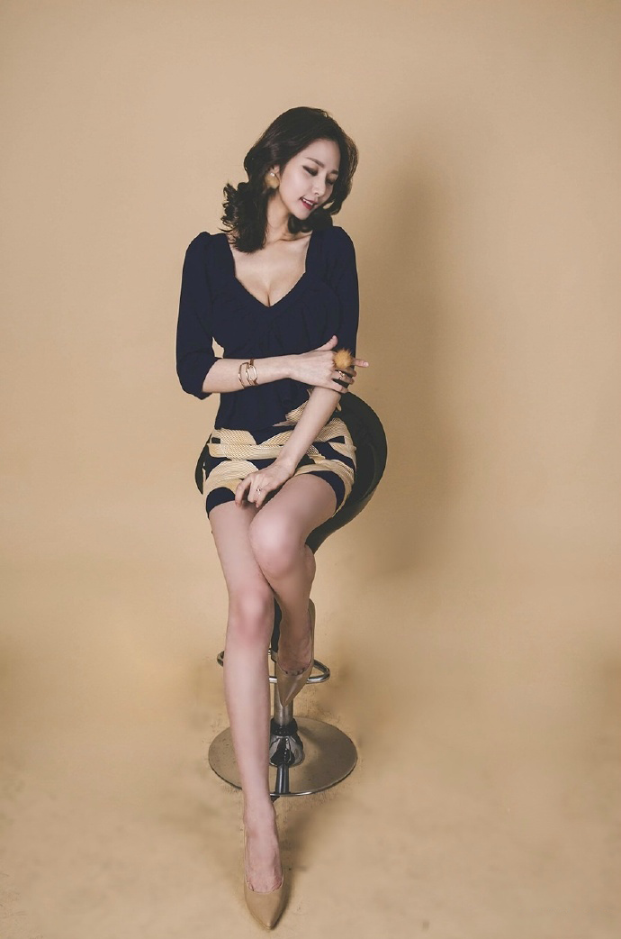美女修长嫩白大长腿性感私房诱惑写真图片
