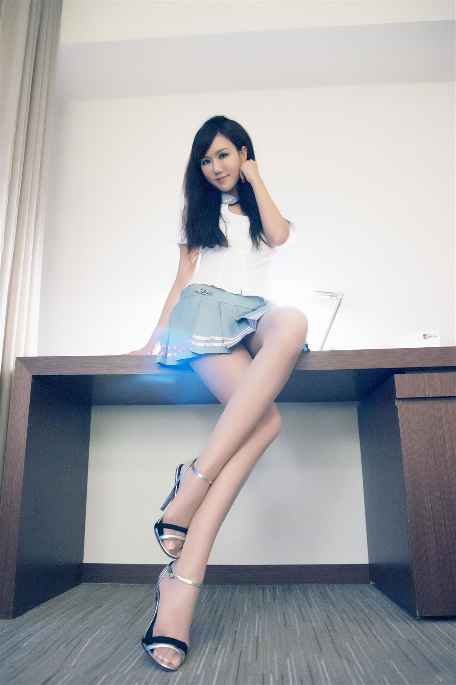 女神Sara林瑞瑜白色吊带室内火辣写真图片