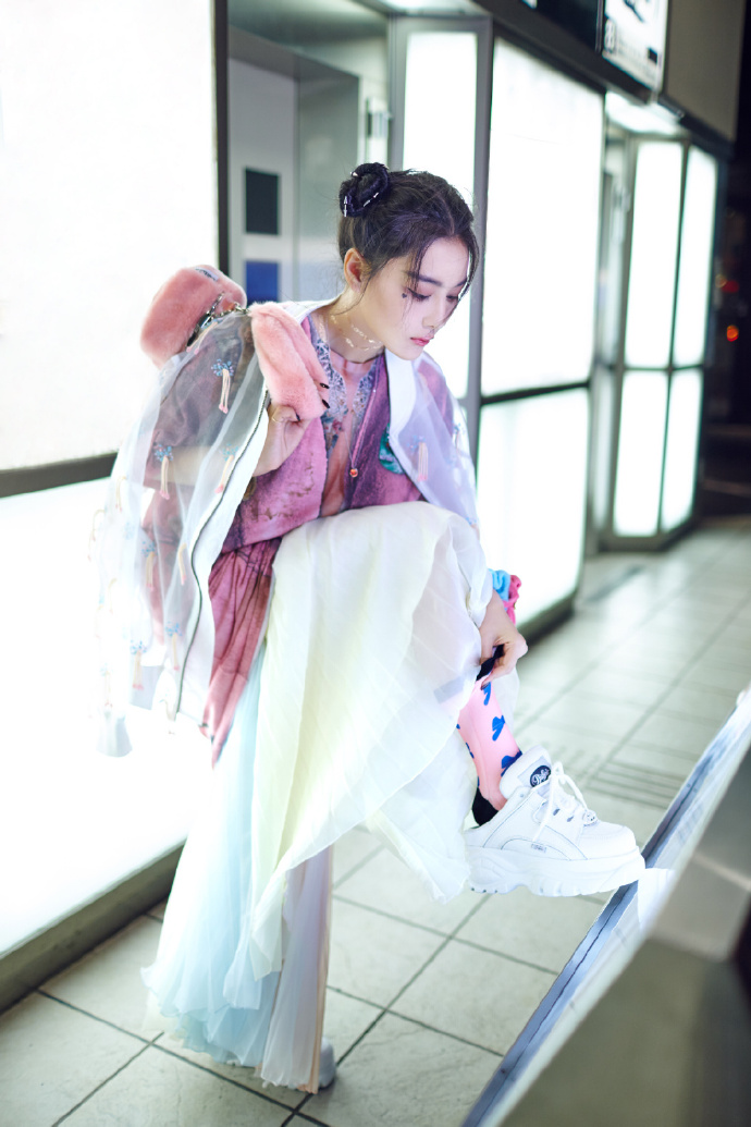 张馨予性感长裙礼服高清图片图片