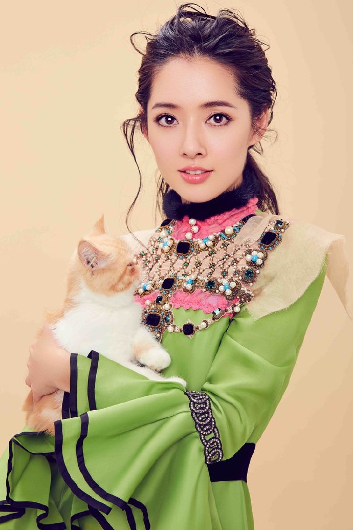 郭碧婷麻花辫紫色毛衣性感街拍写真图片