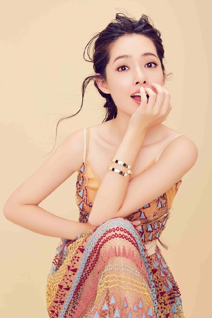 小时代妹花女神郭碧婷 黑白写真小露性感图片
